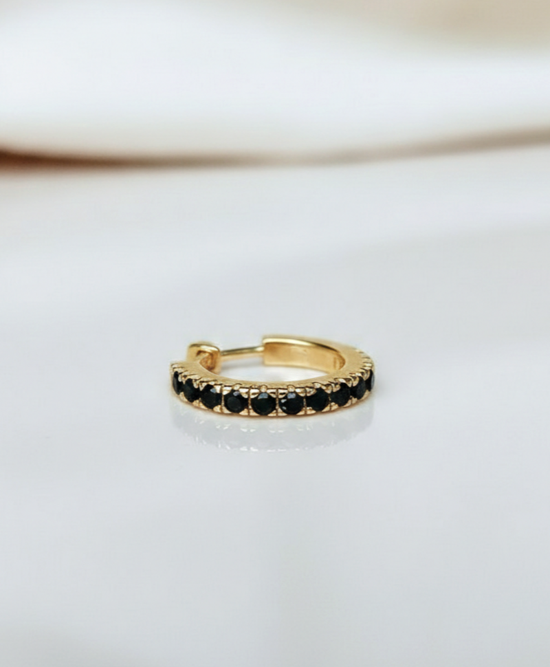 Enkele Gold Plated Oorbel Met Zwarte Steentjes Mai