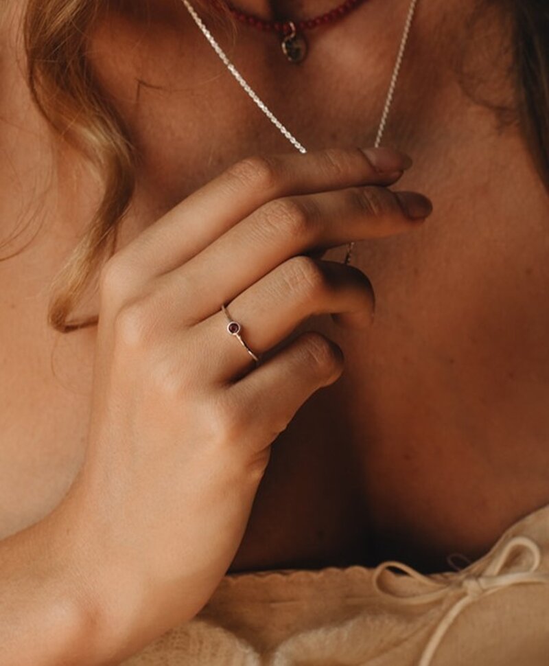 Bague Minimaliste En Argent Avec Grenat Keala