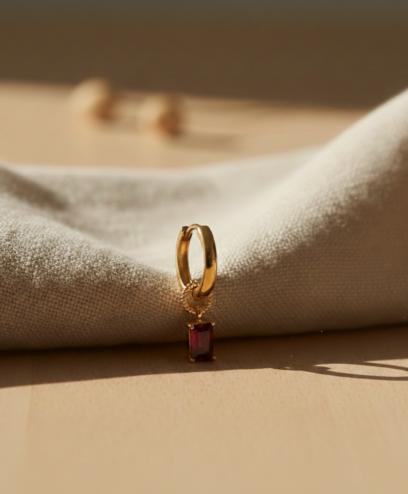 Enkele Gold Plated Oorbel Met Rode Steen Rin