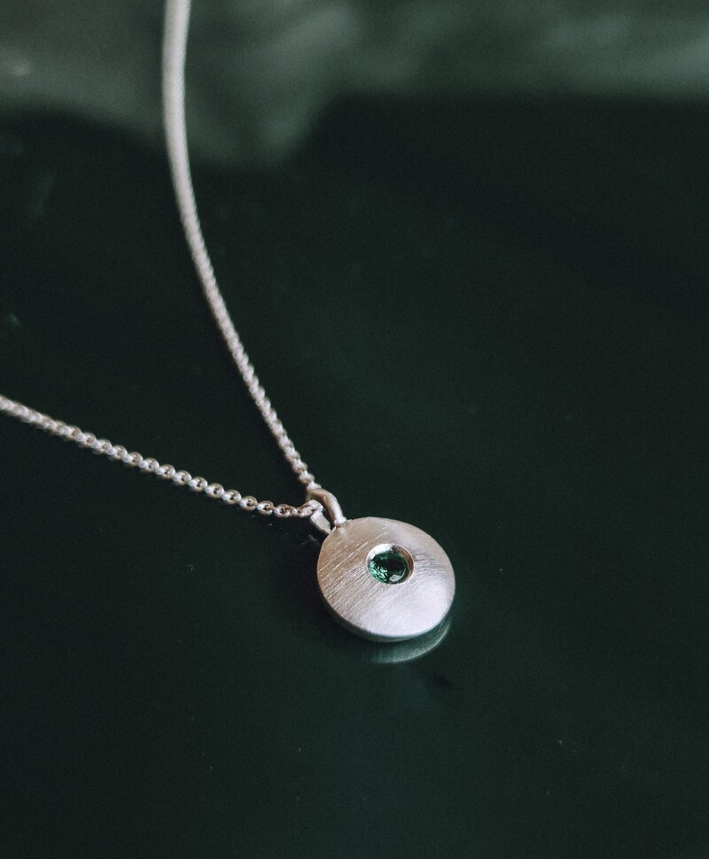 Silberne Kette Mit Grünem Stein Céleste