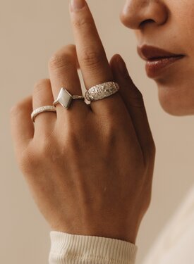 Silberner Ring mit weißem Achatstein Jun