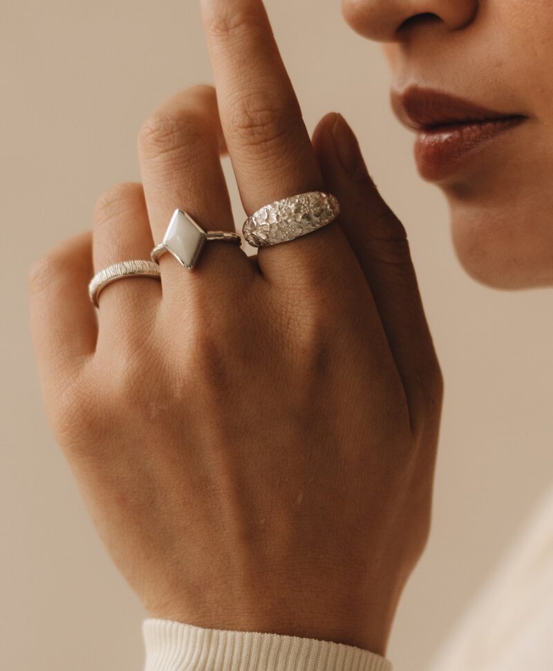 Silberner Ring mit weißem Achatstein Jun