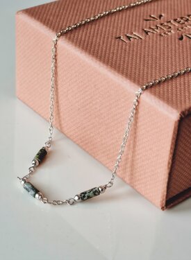Silberne Kette Mit Grünen Steinchen Jardin
