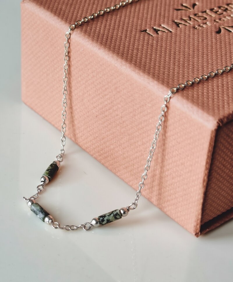 Silberne Kette Mit Grünen Steinchen Jardin