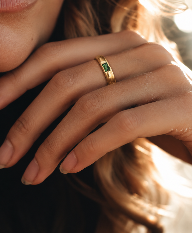 Vergoldeter Ring Mit Grünem Stein Émeraude