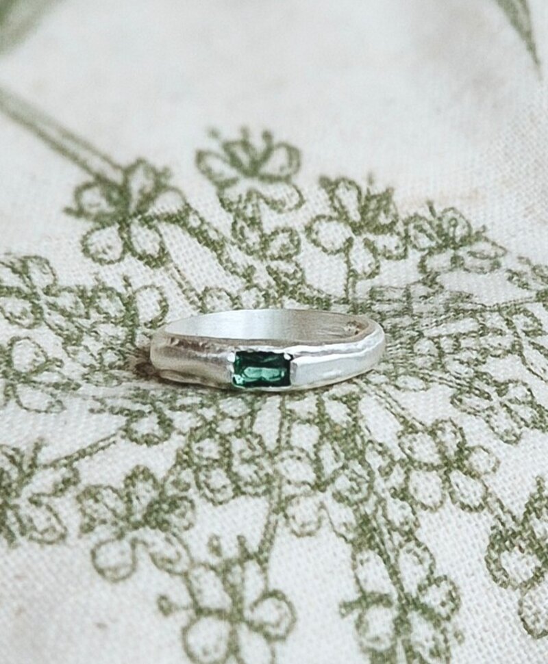 Silberne Ring Mit Grünem Stein Émeraude