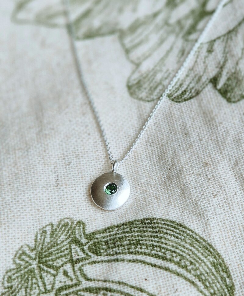 Silberne Kette Mit Grünem Stein Céleste