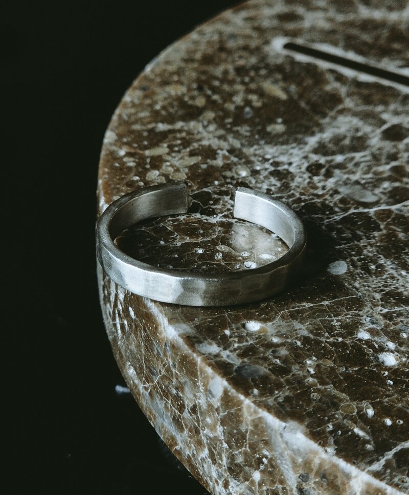 Zilveren Heren Ring Van Geslagen Zilver Rohe
