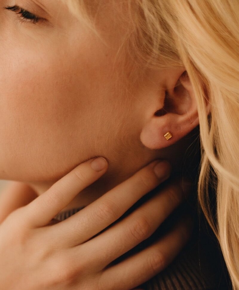 Enkele Gold Plated Herringbone Ear stud Miku (Small)