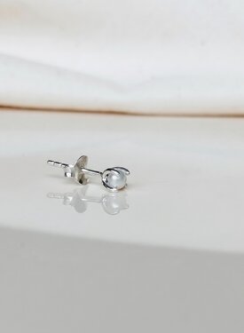 Single Small Pearl Ear Stud Mana, Silver