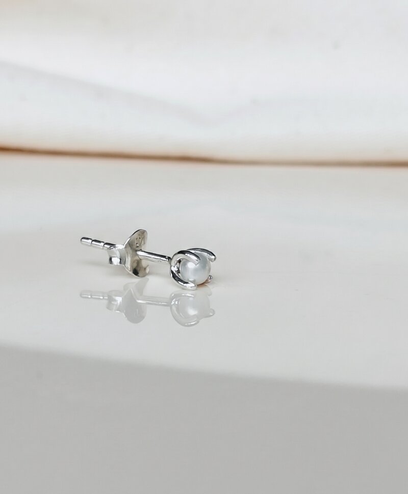 Single Small Pearl Ear Stud Mana, Silver