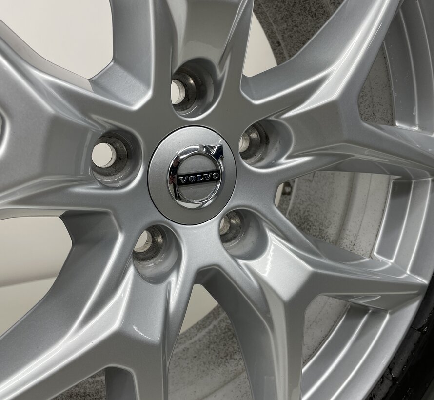 Volvo 18 inch Y spoke velgen + winterbanden 2017-