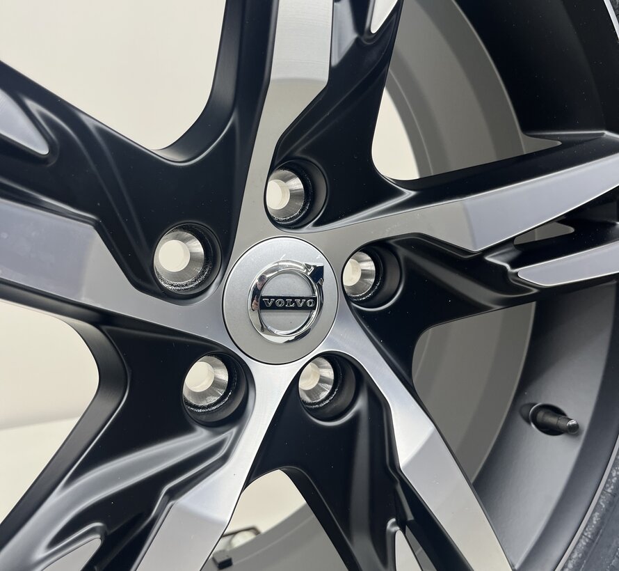 Volvo NIEUWE  19 inch R-design velgen + Winterbanden XC40