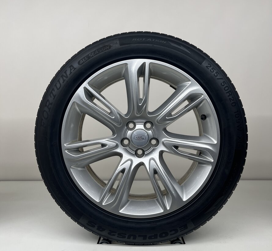 Range Rover Velar 20 inch velgen + allseason banden