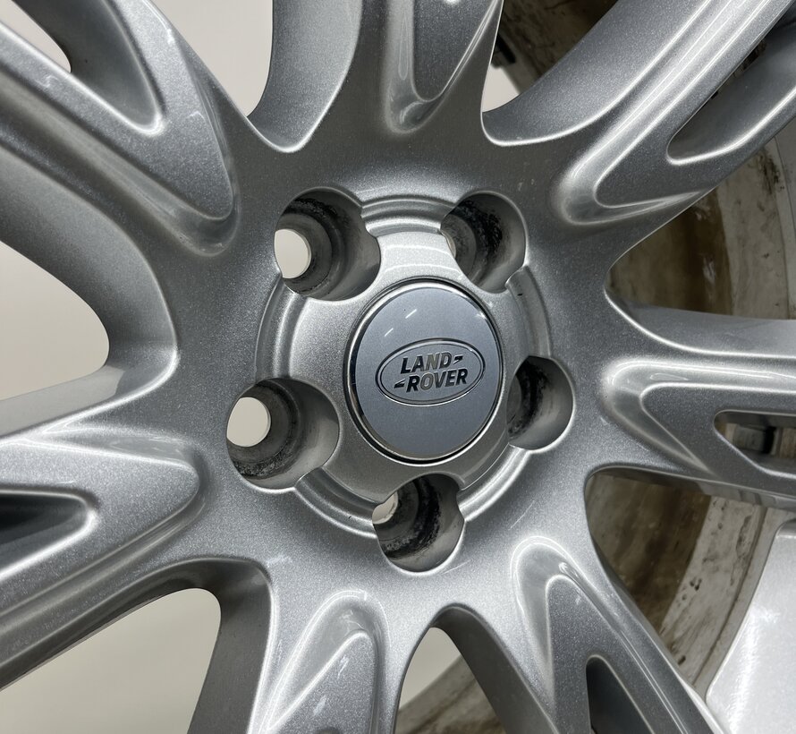 Range Rover Velar 20 inch velgen + allseason banden