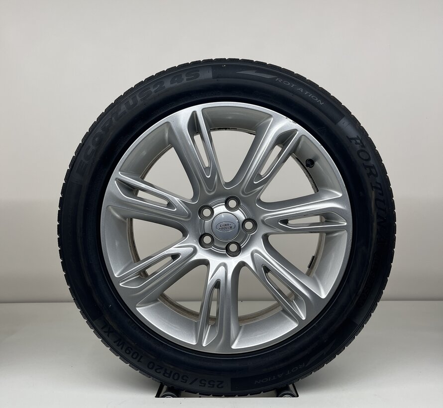 Range Rover Velar 20 inch velgen + allseason banden