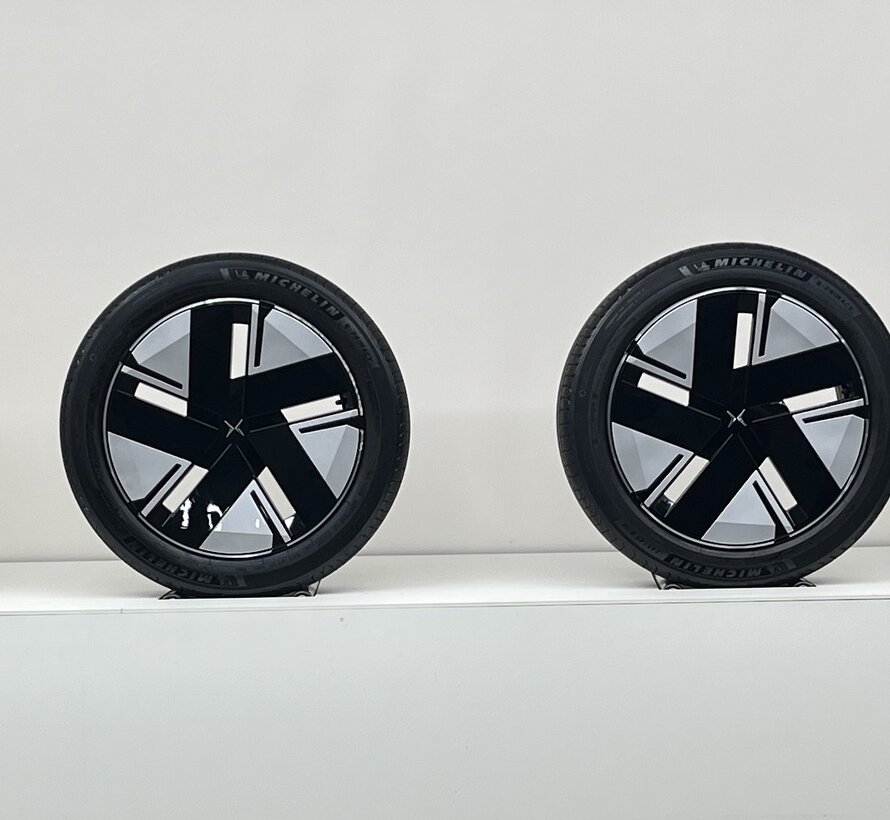 Polestar 19 inch 5-V spoke black Polestar 2 19 inch velgen + zomerbanden  cut velgen + zomerbanden