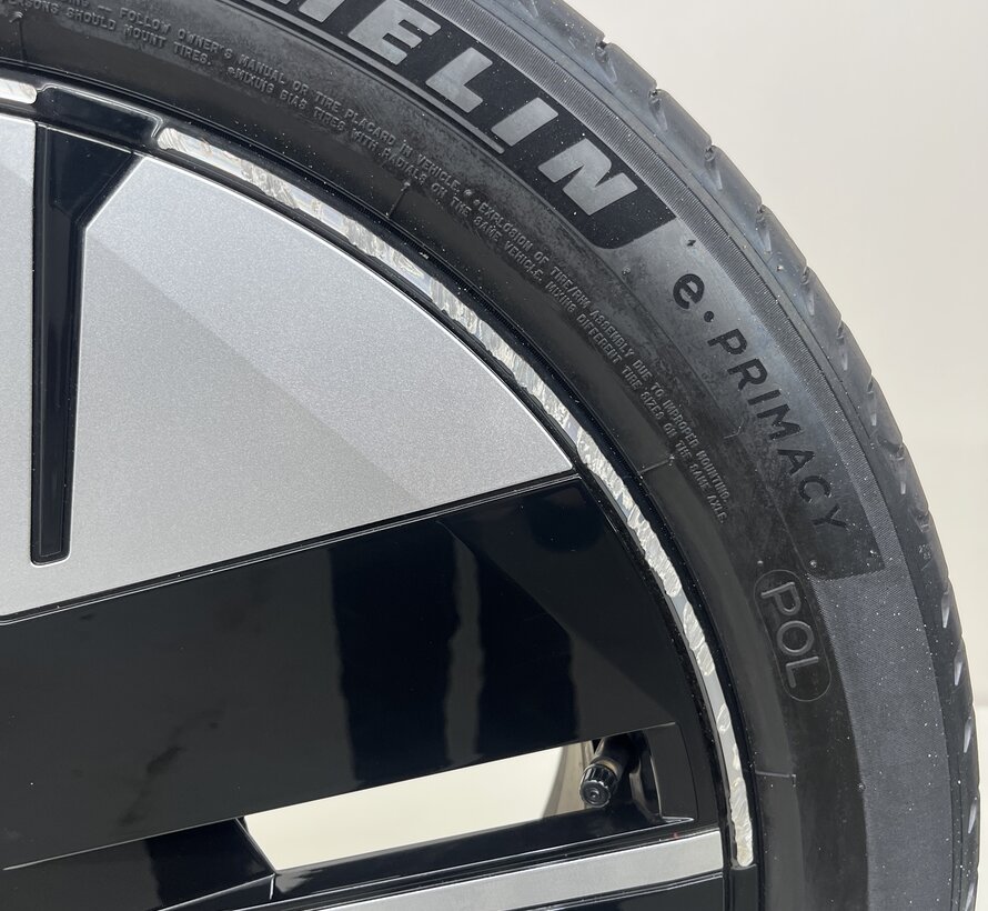 Polestar 19 inch 5-V spoke black Polestar 2 19 inch velgen + zomerbanden  cut velgen + zomerbanden