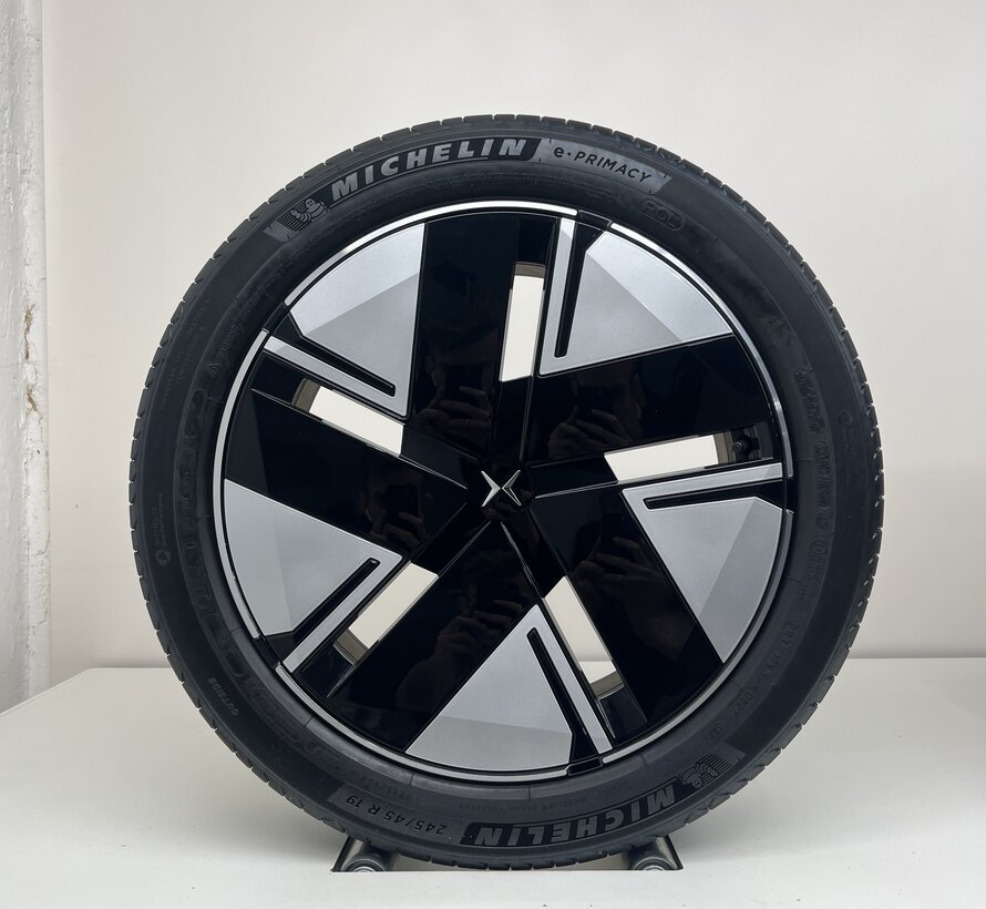 Polestar 19 inch 5-V spoke black Polestar 2 19 inch velgen + zomerbanden  cut velgen + zomerbanden