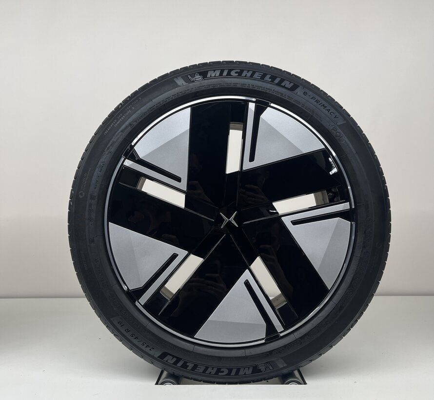 Polestar 19 inch 5-V spoke black Polestar 2 19 inch velgen + zomerbanden  cut velgen + zomerbanden