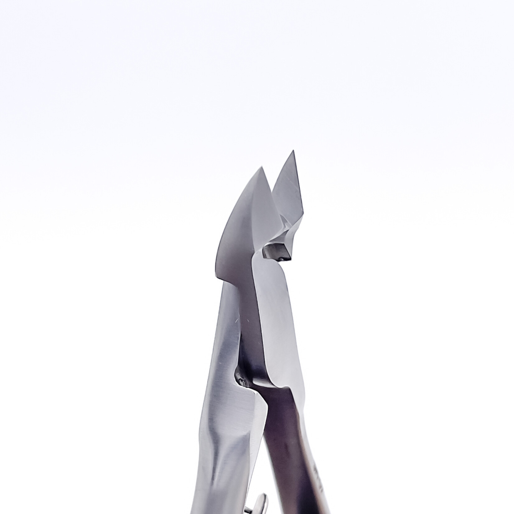 SM-07 Pince à cuticule avec un manche court (7mm)