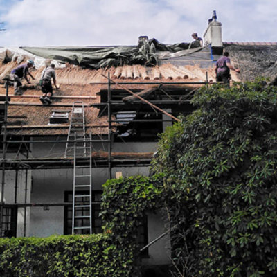 Leemstenen Villa in Waalre, met dampopen Rieten Schroefdak
