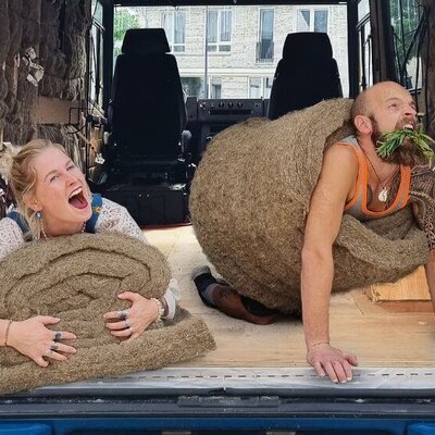 De bewoonbare bus van Sandra & Joriën