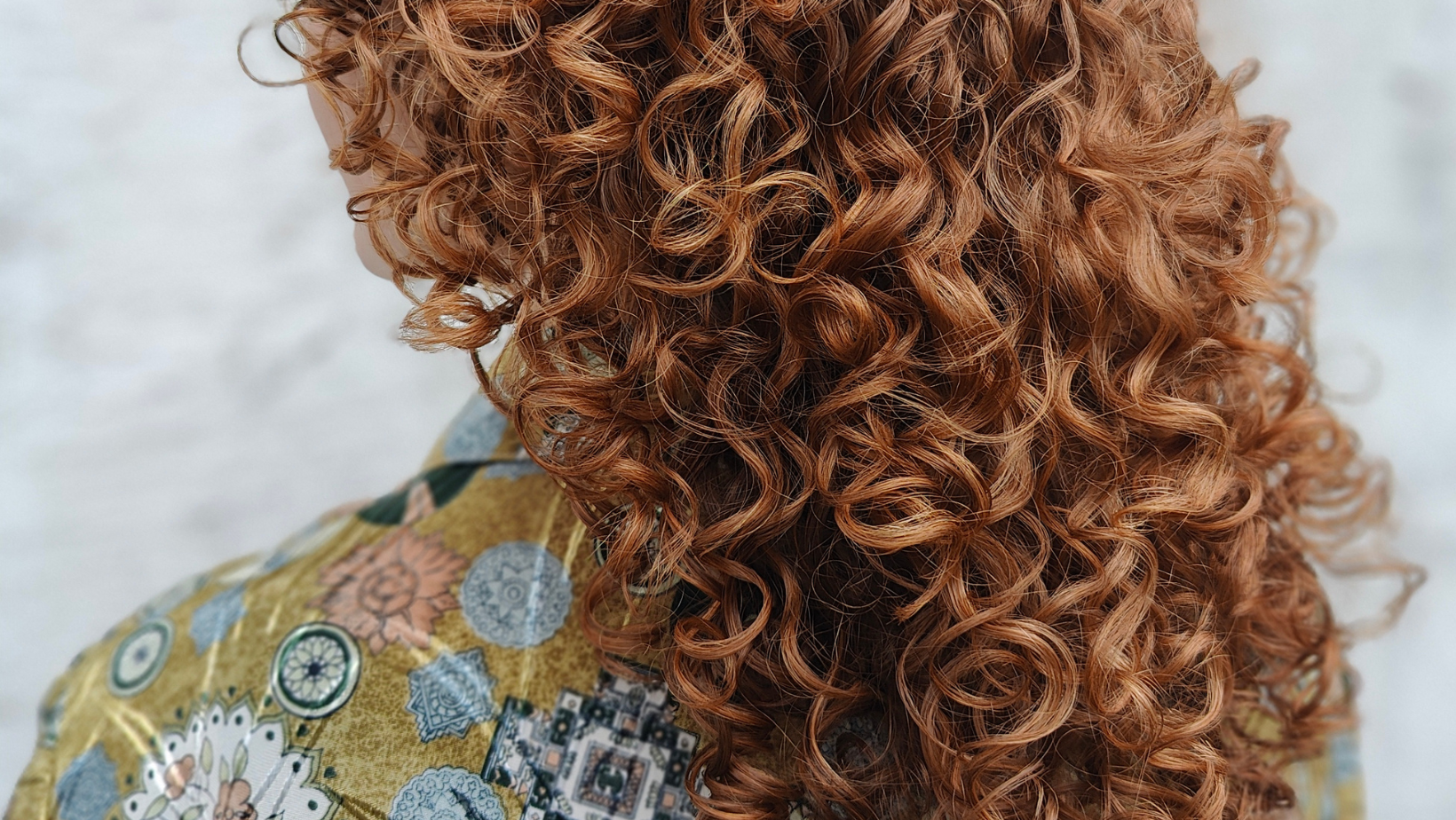 De herfst is hier! Zo breng jij jouw krullen weer tot leven. De herfst is hier! Zo breng jij jouw krullen weer tot leven.