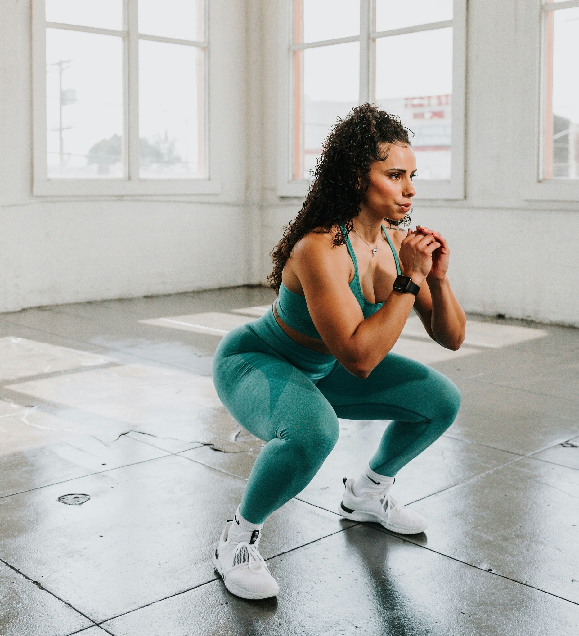 Sporten met krullen: zo voorkom je zweet build-up en klitten Sporten met krullen: zo voorkom je zweet build-up en klitten