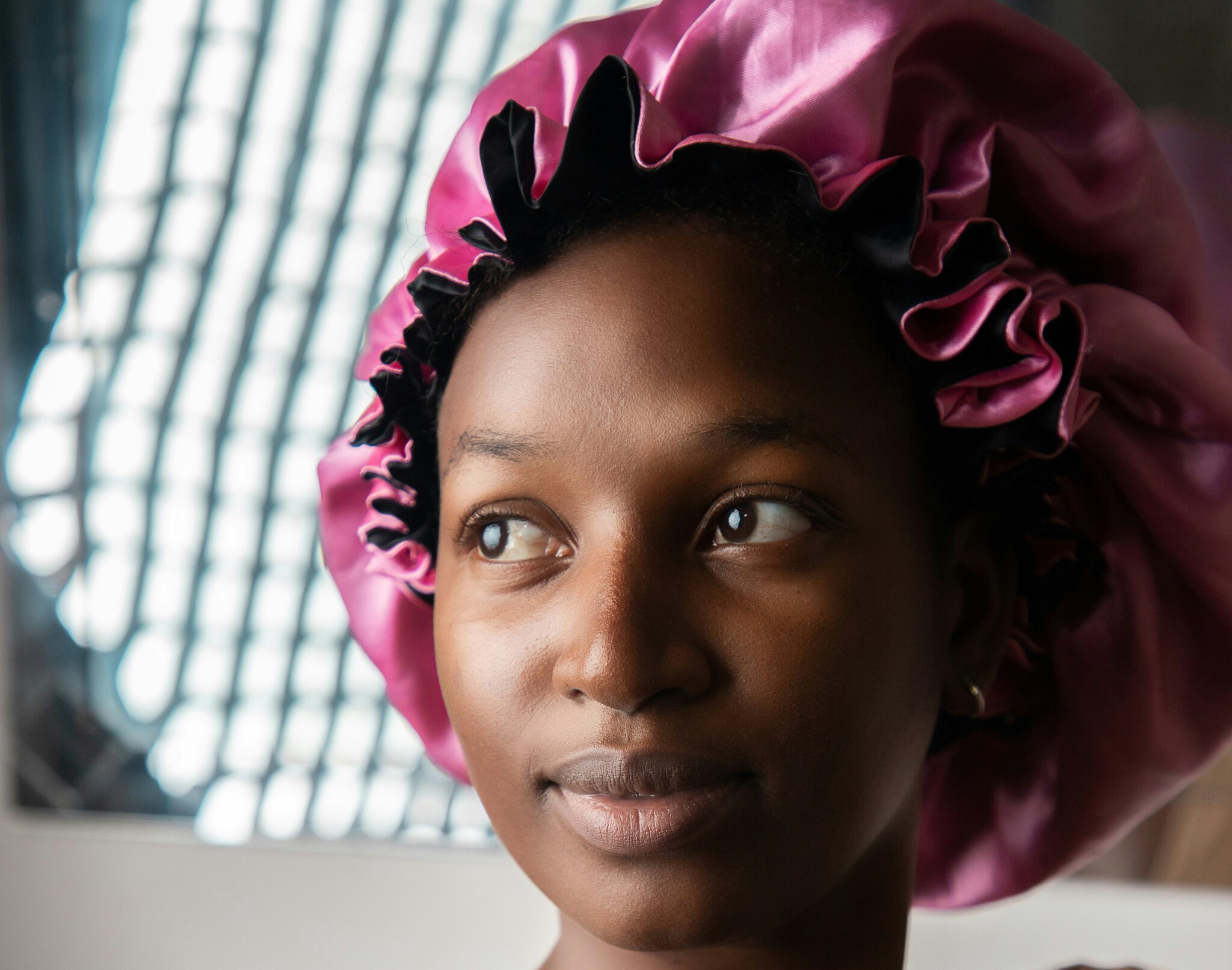 Waarom een satijnen bonnet onmisbaar is voor jouw krullenroutine