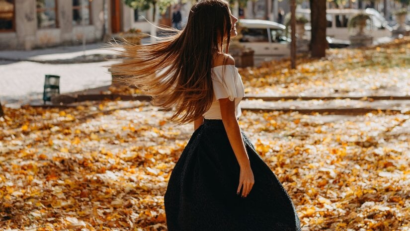 Haaruitval in de herfst: oorzaken, tips & de oplossing