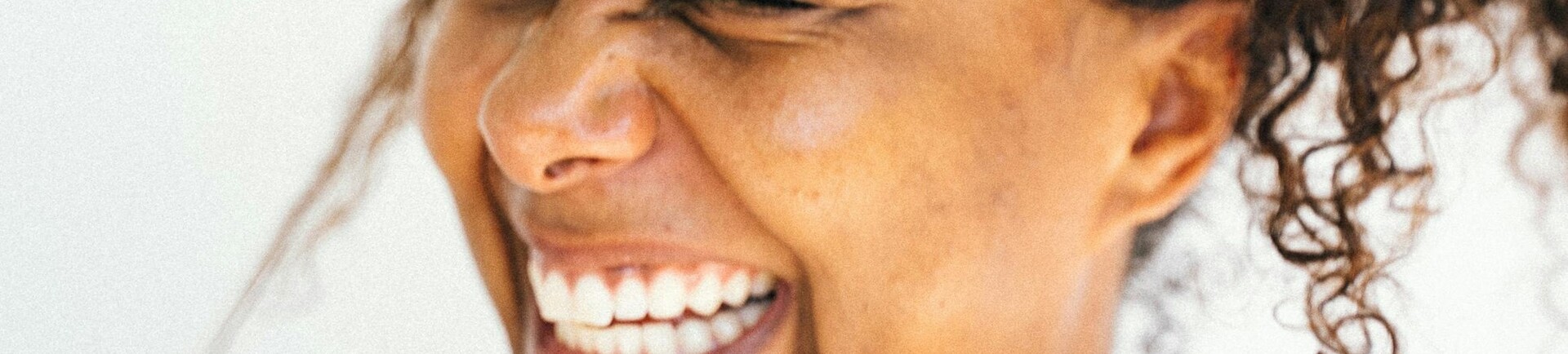 Krullend haar en de overgang: wat gebeurt er met je krullen?