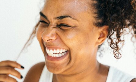 Krullend haar en de overgang: wat gebeurt er met je krullen?