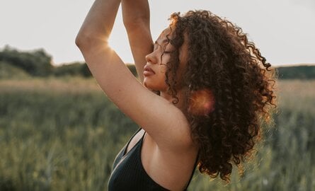 UV-bescherming voor krullend haar: zo voorkom je zonneschade