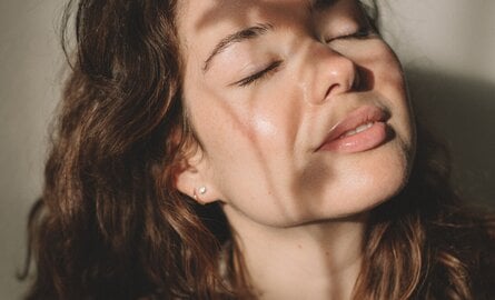 Beschadigd haar herstellen: zo verzorg je droge en breekbare krullen