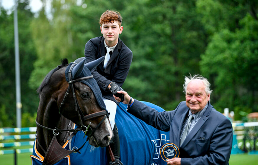 Een Alliantie van Ondersteuning: The Pet Empire en de Opkomende Springkampioen Siebe Leemans van Leemans Equestrian