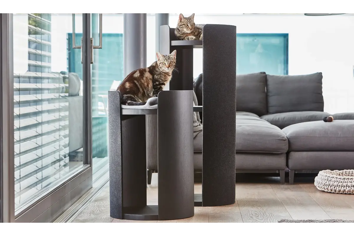 Gatto Torre, Kratzturm, Esche lackiert schwarz/Filz schwarz