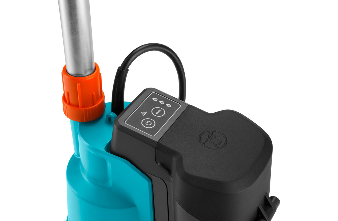 Gardena Battery Rain Barrel and Submersible Pump Li18