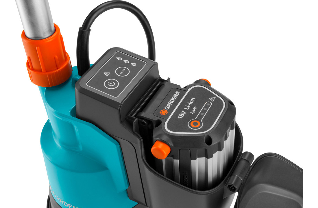 Gardena Battery Rain Barrel and Submersible Pump Li18
