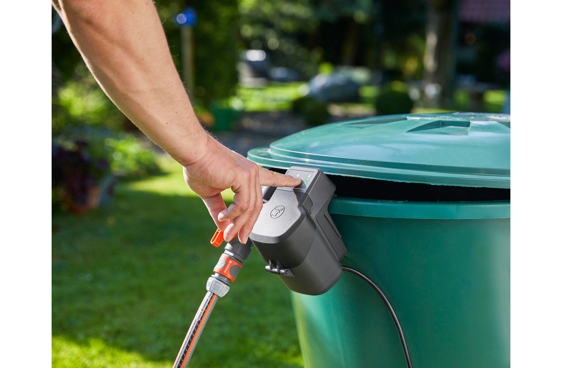Gardena Battery Rain Barrel and Submersible Pump Li18