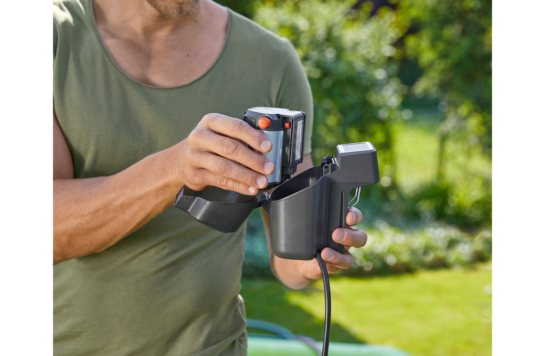 Gardena Battery Rain Barrel and Submersible Pump Li18