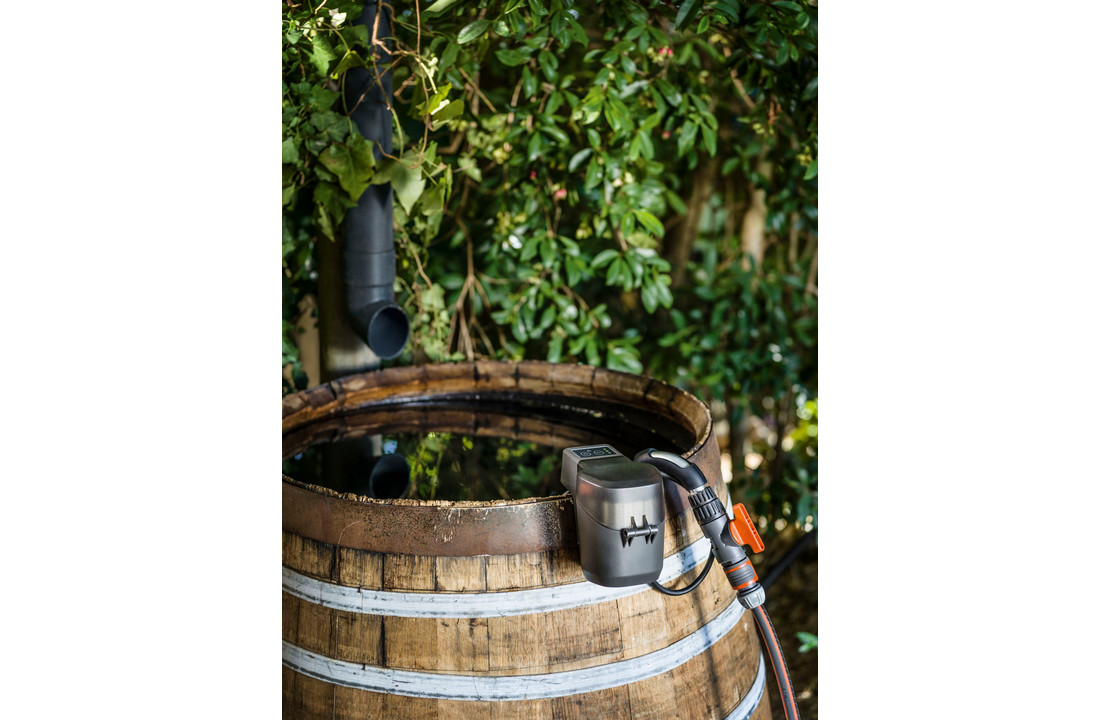 Gardena Battery Rain Barrel and Submersible Pump Li18