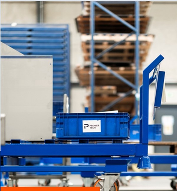 Rolcontainer met wielen bij Premier Tech in het magazijn