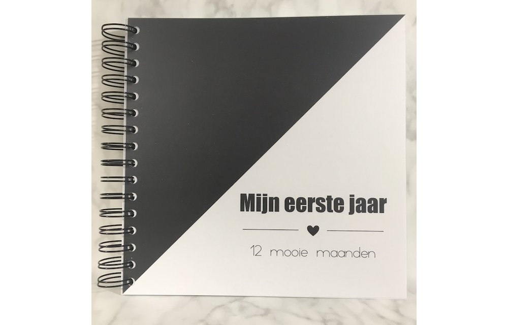 Invulboek Mijn Eerste Jaar ZWART - Studijoke