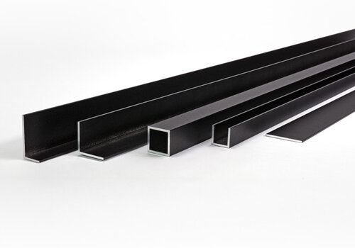 Alle zwarte profielen van ALUMINIUMvakman - koker, buis, strip, hoek, L- & U-profielen - met fijnstructuur poedercoating - ideaal voor afdek- & afwerking! 