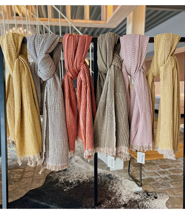 Ocupada Snuggle-Up Throw Waffle Powder Pink