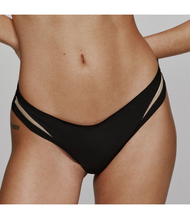 SARDA Avit String Black