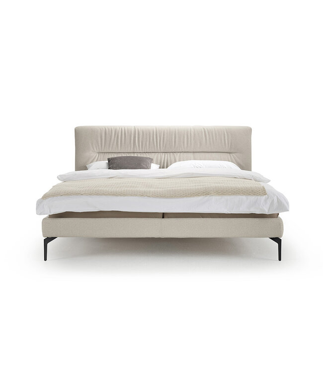 Showroommodel Groove Bed 180x200 met Hoog Hoofdbord ( 73cm) stofgroep 2 Mito 402 Dessert zonder bodem