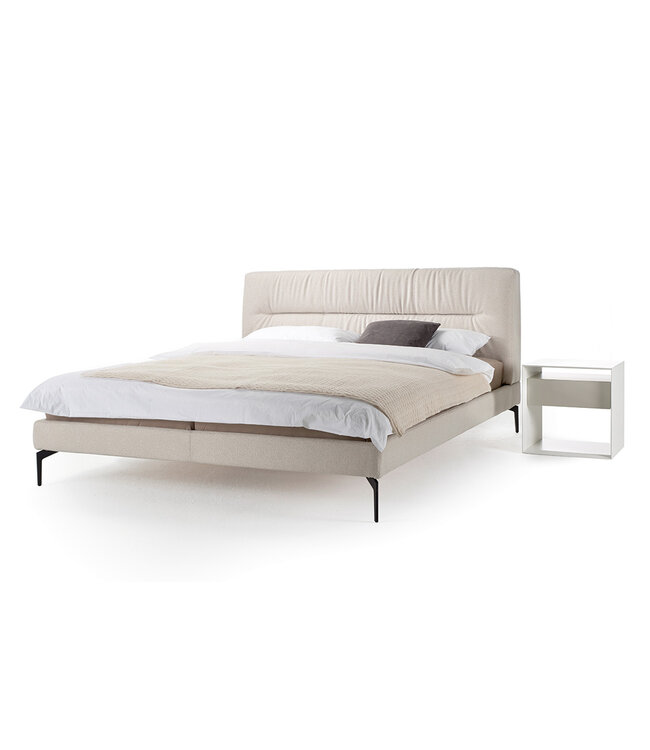 Showroommodel Groove Bed 180x200 met Hoog Hoofdbord ( 73cm) stofgroep 2 Mito 402 Dessert zonder bodem