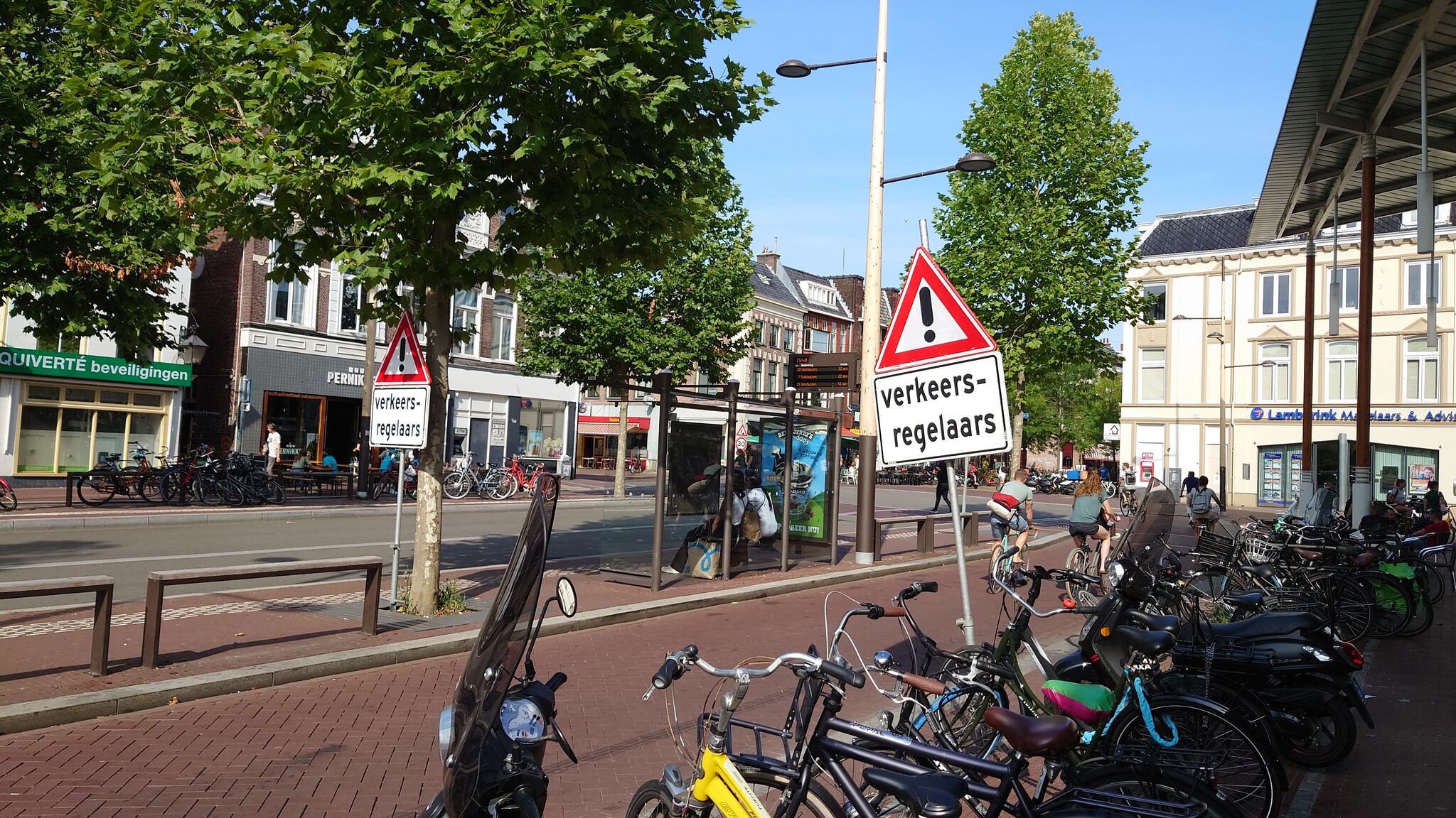 Van hesjes naar jassen: De evolutie van verkeersregelkleding en haar rol in verkeersveiligheid